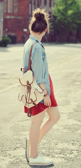 Okula giderken de giyerim, gezmeye giderken de. Hem ��renciyim hem de kad�n diyenler i�in